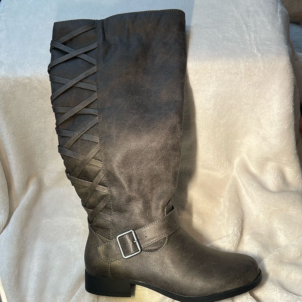 Flat boots